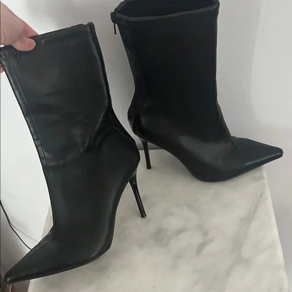 Elegant Black Stiletto Boots - Picture 6 of 6